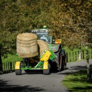 X5000 dérouleuse sans chaîne pour balles rondes et carrées - Hustler Equipment - capacité 2 balles - tractée et auto-chargeante_2