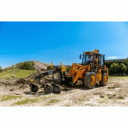 Tractopelle Venieri avec godet de 1,3 m³ et puissance maximale de 106 CV