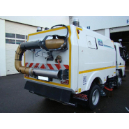 Balayeuse thermique BROCK VS4 sur châssis FUSO pour services voirie avec cuve à déchets de 4m³, brosses amovibles et caractéristiques techniques avancées_2