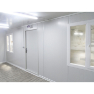 Bureau préfabriqué avec fenêtres coulissantes et sol en PVC