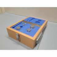 Boîte en bois contenant des poids de calibration classe M1