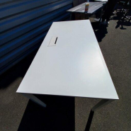 Bureau droit Steelcase 160 cm x 80 cm avec passes câbles - d'occasion - Blanc - 4 pieds_2