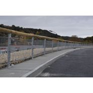 Clôture haute en bois - modèle Madrid - mixte bois/métal - adaptable aux courbes et pentes_2