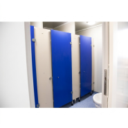 Module vestiaire neuf avec fenêtre PVC et porte galvanisée