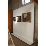 Séparation autoportante blanche pour accrochage d'œuvres