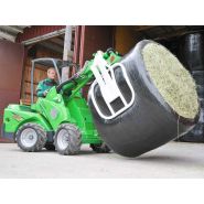 Transport sécurisé de balles enrubannées avec la pince Avant Tecno