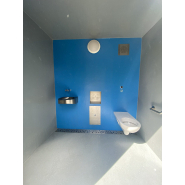 Cellule PMR avec une cabine WC et un mur urinoir et un local technique  - référence 2072_2