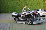 Remorque porte-moto abaissable - TOHACO MO116/2815 ECO - PTAC 1600 kg - 1 essieu freiné - Suspensions pneumatiques - SARIS_WOODY_BT75_2