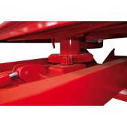 Enrubanneuse avec largeur de voie réglable et guidage de plateforme