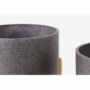 Hakuun - Lot de 2 larges jardinières en terrazzo avec pieds en hévéa - Gris et bois naturel_2