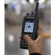 Portatif radio DMR Motorola R7 - Audio clair et robuste avec GPS, Bluetooth et Wi-Fi_2