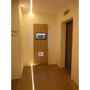 Borne interactive indoor - ViaDirect Lémurien - écran haute luminosité, options NFC et QR code_3