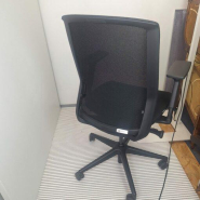 Siège de bureau Orangelo d'occasion - Confort et élégance - Dossier en résille noire - Accoudoirs réglables 2D - Piétement étoile en polyamide_2