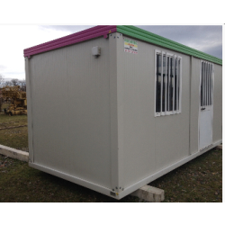 Bungalow de chantier - vestiaire avec cases, bancs et patères