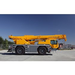 Grue automotrice LTM 1030-2.1 - Liebherr - capacité de charge max 35 t - flèche télescopique 9,20 m à 30,00 m - moteur Mercedes-Benz
