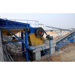 Station de concassage de pierre 350t/h - avec alimentateur vibrant, concasseur à mâchoires et cribles vibrants