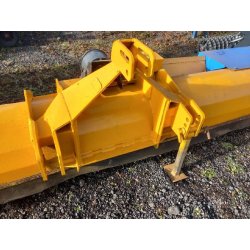 Broyeur à axe horizontal Bomford 4.50m - Occasion - Couteaux cuillères avec châssis fixe et rouleau de jauge