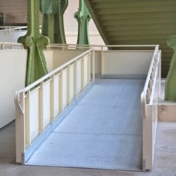 Rampe d'accès modulaire - acier soudé, anti-corrosion, norme ERP - adaptable PMR