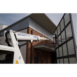 Scorpion 2112 J sur camion Nissan - nacelle Oil & Steel France - 21m de hauteur de travail