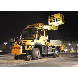 Nacelle rail route pour la maintenance caténaire et le remorquage de rames sur réseau tramway - UNIMOG Mercedes-Benz