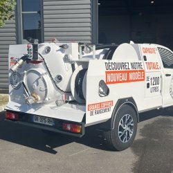 Hydrocureur combiné 4x4 compact et puissant pour l'assainissement, le débouchage et le nettoyage des réseaux d'égouts - Débit de 90 L/min à 175 bars, de 37 L/min à 400 bars