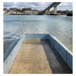 Barrière anti-inondation non-lestée - légère, évolutive et disponible en plastique ou acier galvanisé