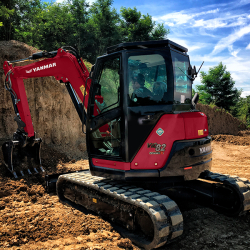 Midi-pelle zéro déport arrière ViO82 YANMAR - Stabilité optimale et force de levage exceptionnelle pour environnements urbains exigus