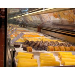 Vitrine réfrigérée professionnelle LUCIS - élégante, technologique et multifonctionnelle pour boulangerie, pâtisserie, chocolaterie et cafétéria