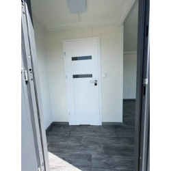 Containers aménagés - Studio de jardin isolé 21 m² avec salle de bain, bardage bois, volets roulants et isolation renforcée