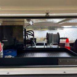 Véhicule haute pression pour l'assainissement, le débouchage et le nettoyage des canalisations et réseaux d'égouts - Débit et pression : de 90 L/min à 175 bars, de 37 L/min à 400 bars