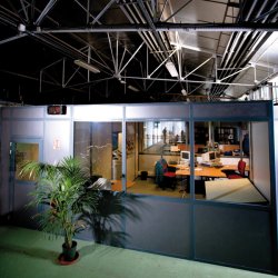 Cloison amovible et modulable pour la  création des espaces de travail et des bureaux