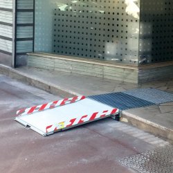 Rampe frontale URBAccède 900 - encastrable, escamotable, pour ERP, acier traité anticorrosion