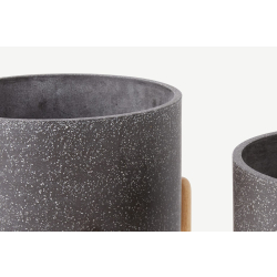 Hakuun - Lot de 2 larges jardinières en terrazzo avec pieds en hévéa - Gris et bois naturel