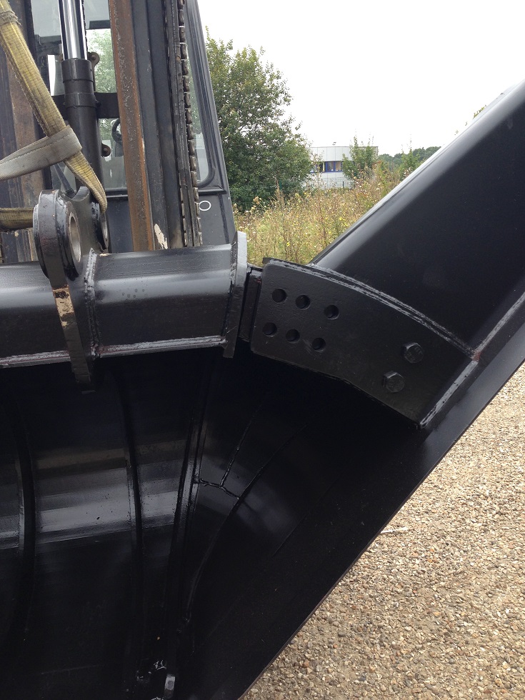 Outil pour fossés : godet trapèze mécanique ajustable