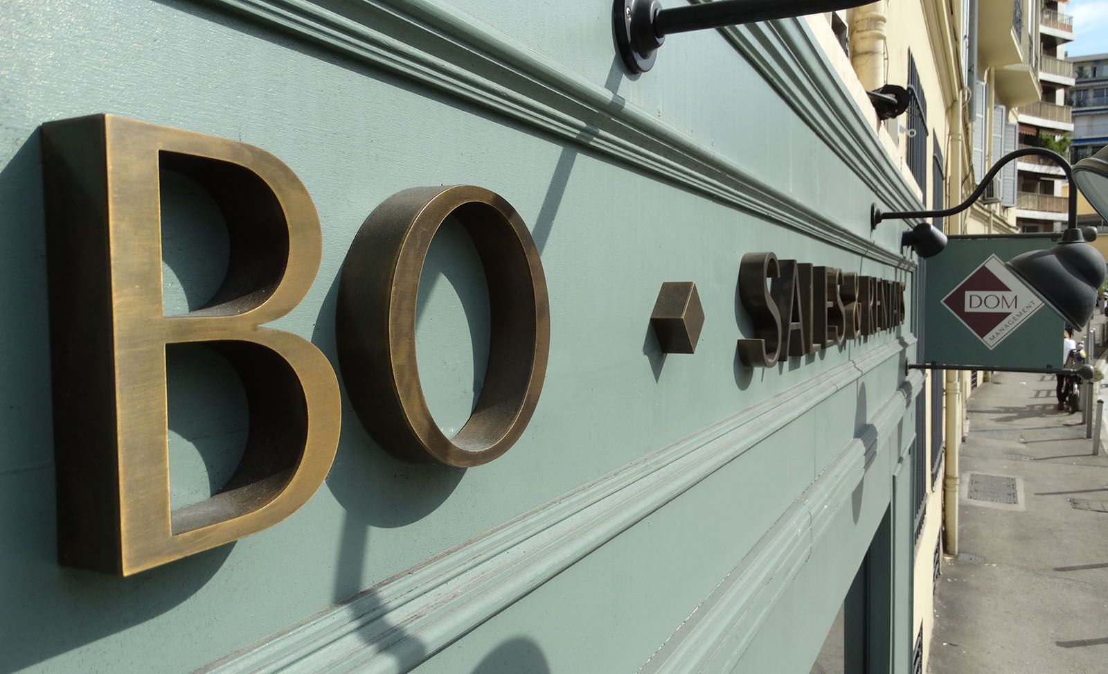 Lettrage en métal noir miroir pour enseigne de société