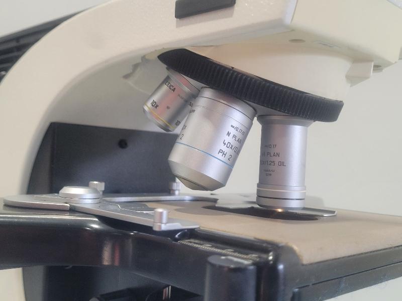 Microscope  LEICA DM 2000 (DM2000) - 3 objectifs_3