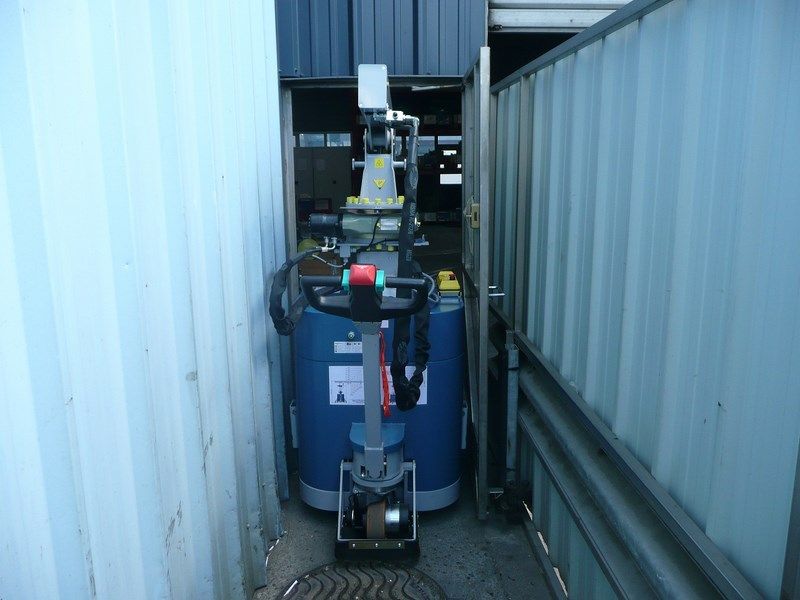 Mini-grue ajustable pour alimenter machines d'usinage