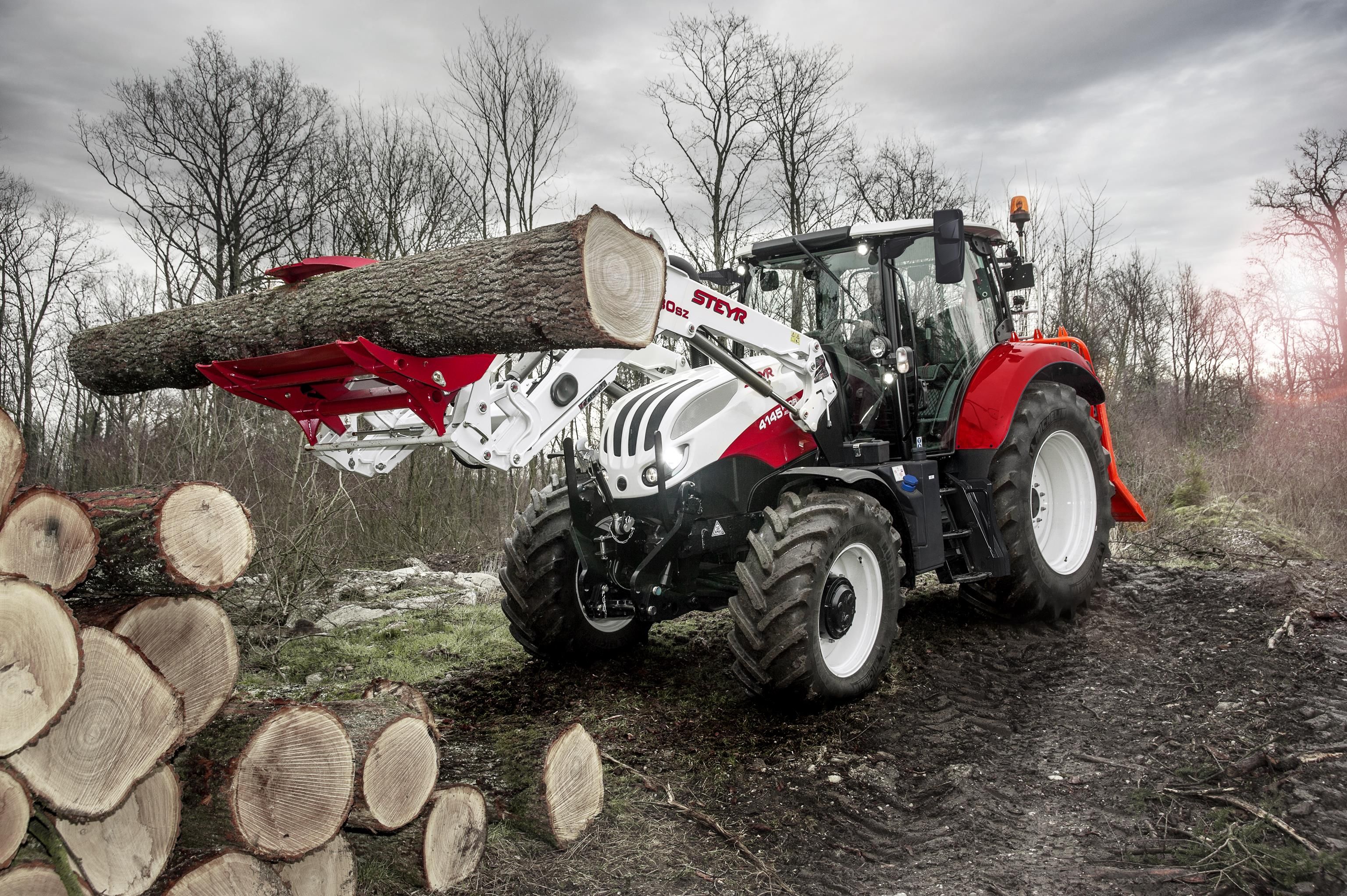 Tracteur agricole avec cabine accessible des deux côtés et toit surbaissé