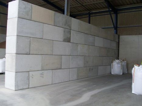 Bloc béton empilable avec levage intégré - Idéal pour aires de stockage, murs et sécurité_3