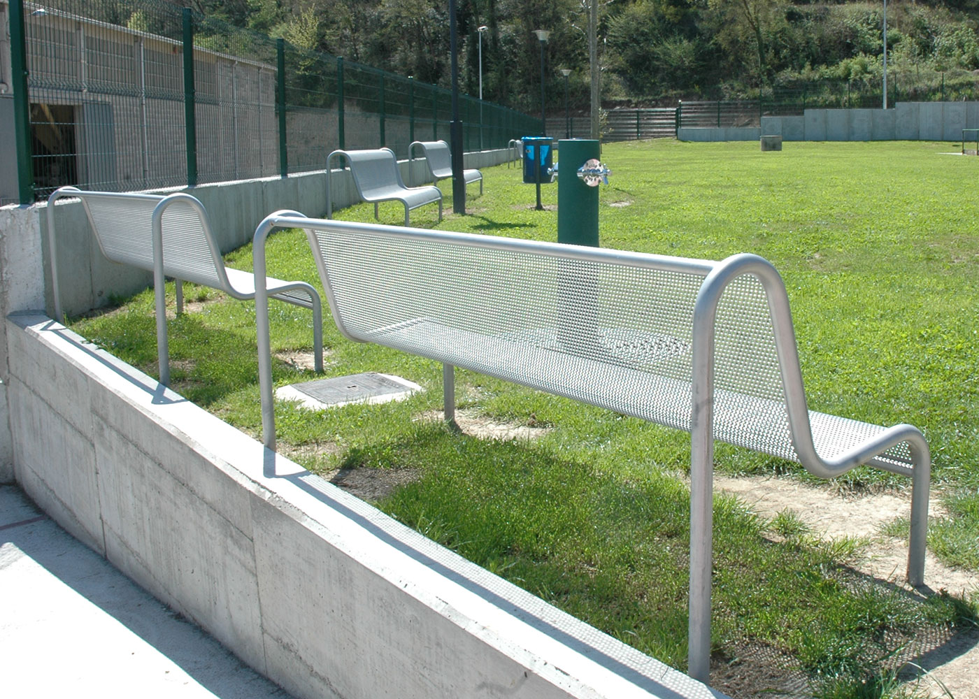 Banc public Vallès doble UM340D - piètement tubulaire Ø40 mm - assise et dossier en tôle d'acier perforé_3