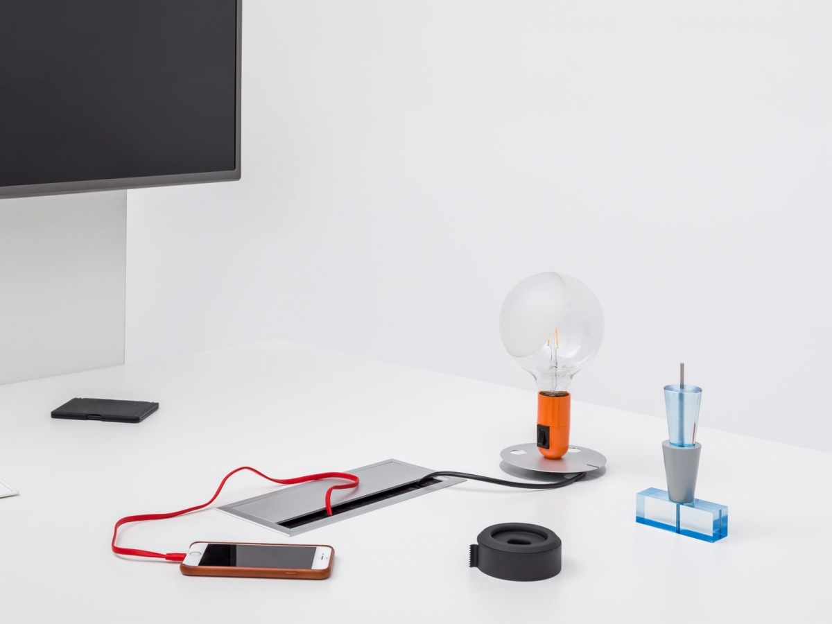 Table multimédia design élégant et épuré - OGI V, connectée avec prises USB, HDMI, RJ45, et rangement intégré_3