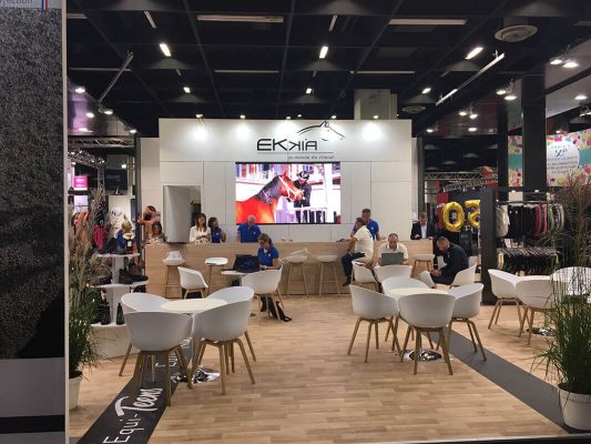 Stand modulaire avec panneaux décorés personnalisables