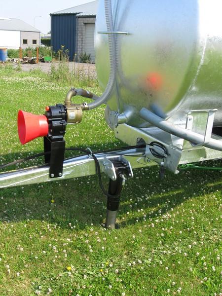 Tonne à eau de 5200 litres avec frein hydraulique et motopompe