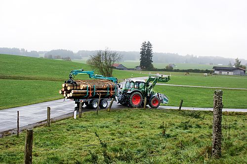 Grue Power-Link moderne avec mécanisme de pivotement pour la remorque forestière S-line