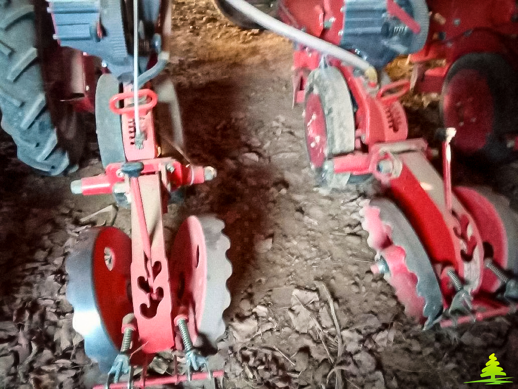 Équipement agricole KUHN avec rouleaux crantés supplémentaires