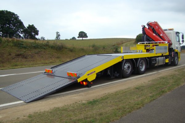 Remorque porte-engin avec porte-à-faux arrière articulé
