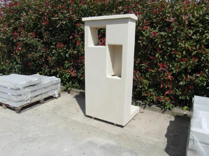 Élément en béton précontraint pour montage rapide de mur