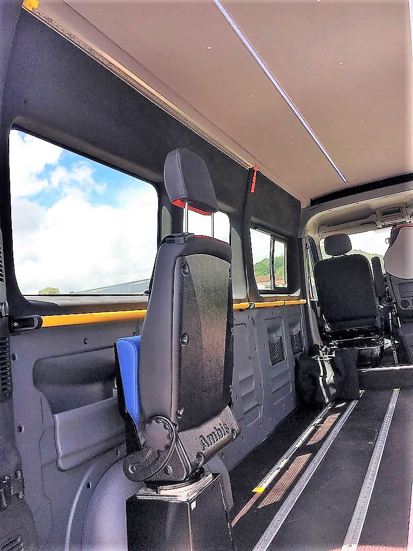 Véhicule TPMR Renault Master avec sièges pivotants et marchepied électrique