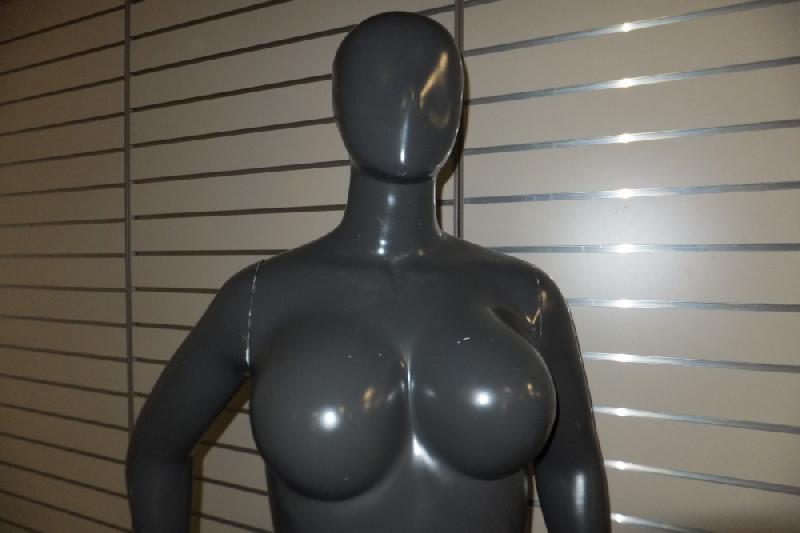 Mannequin complet noir femme grande taille pour vitrines