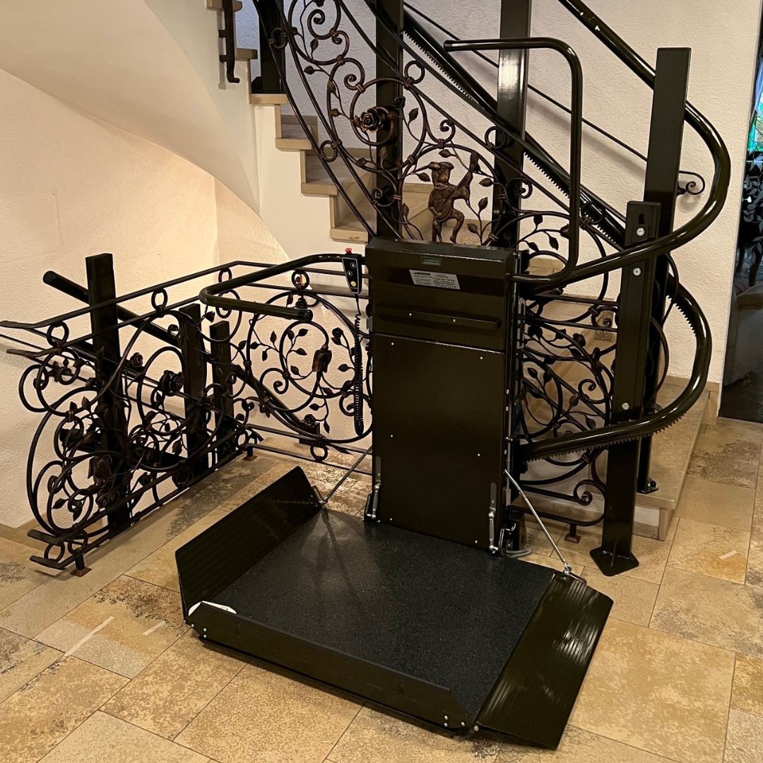 Plateforme élévatrice oblique pour personne élévatrice sur escalier courbe - LEHNER Stratos_3